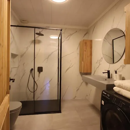 Penthouse With View 2 Bedrooms Free Parking Apartment *